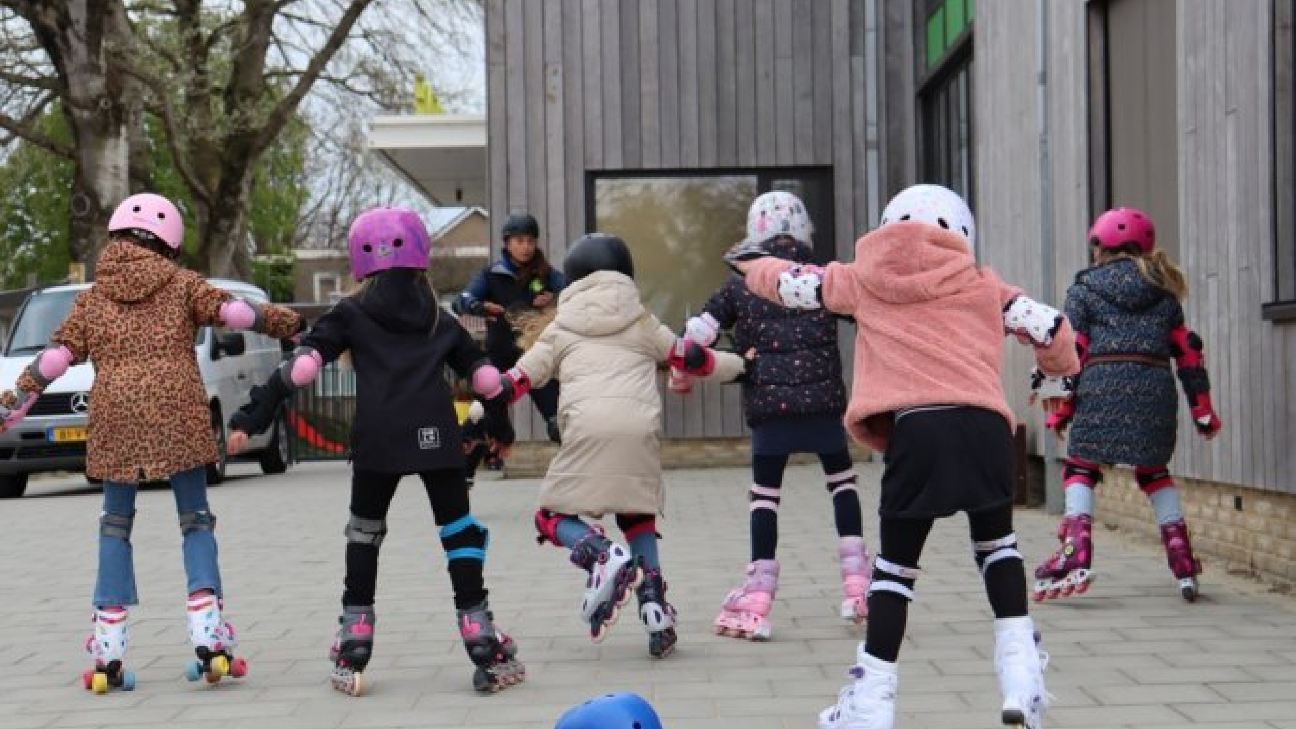 Skateclinic op het IKC in Kloetinge - skatende kinderen