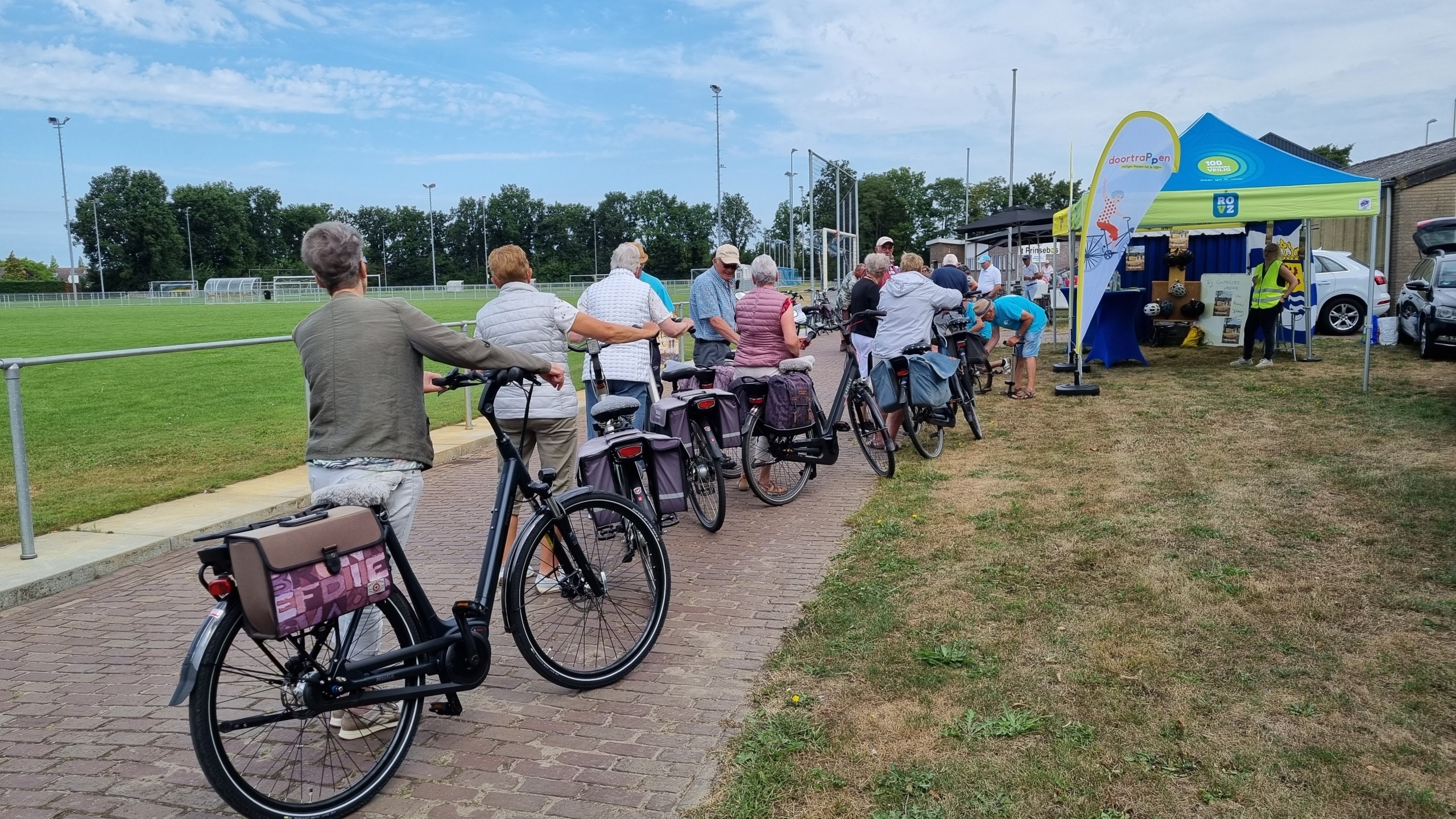 Rij fietsers voor de fietscheck bij Doortrappen actie FietsJijVeilig langs Route55 in Kloosterzande