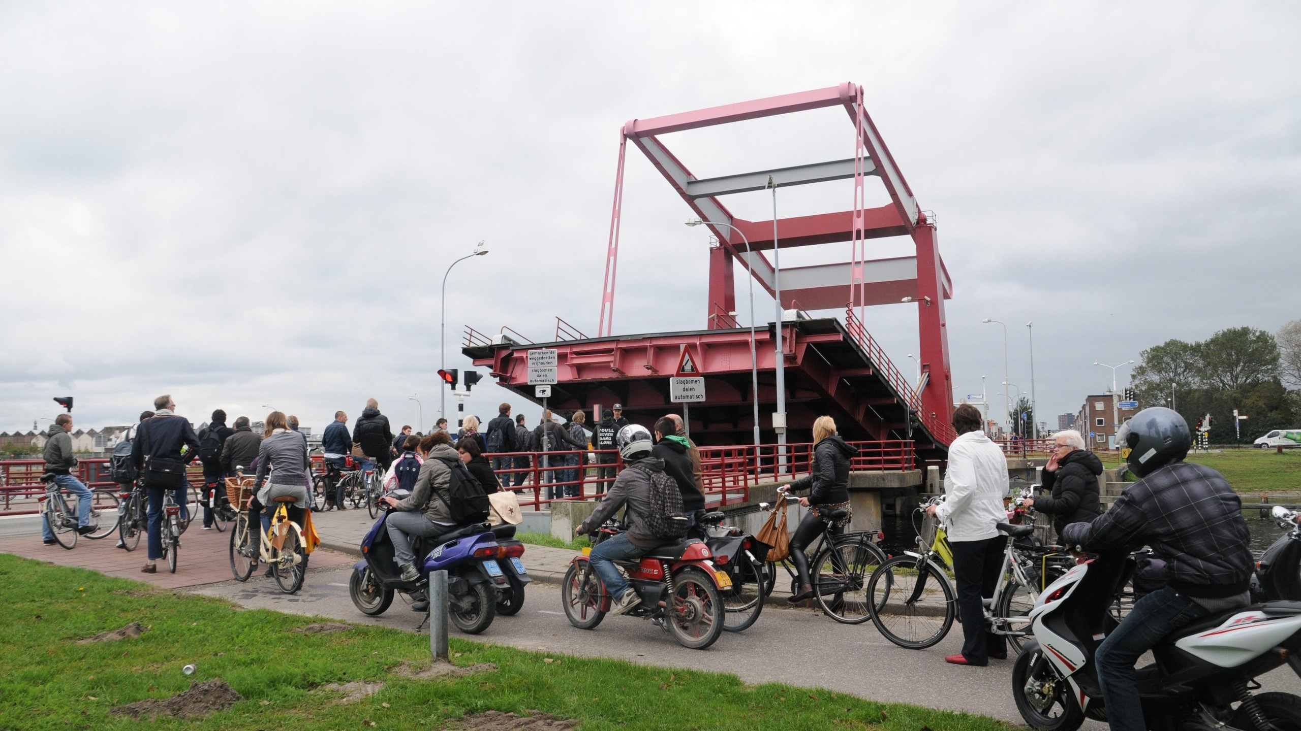 Drukte fietsers bij keersluisbrug
