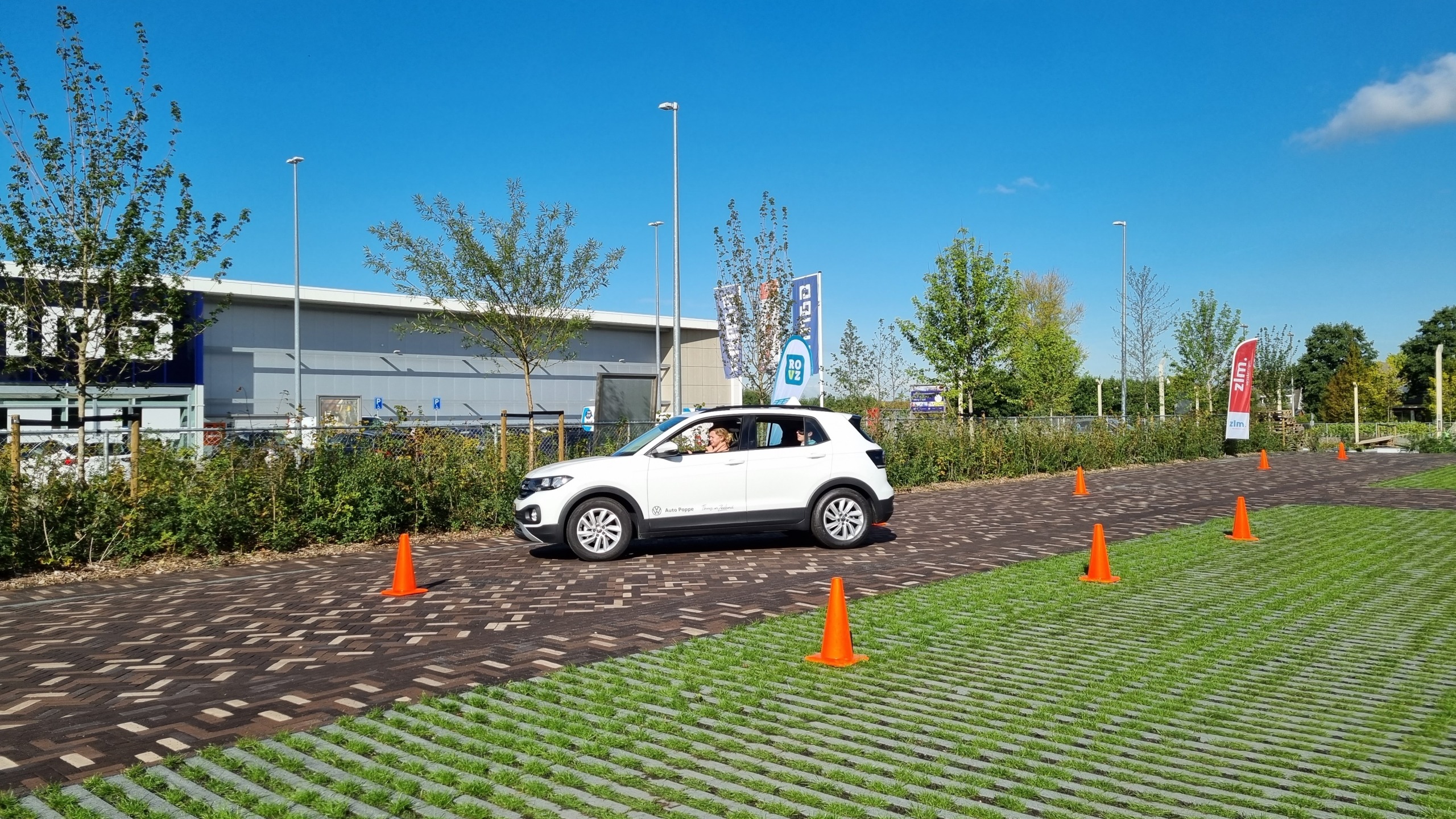 Auto van GRIP junior op het verkeersveiligheidsterrein van ZLM 