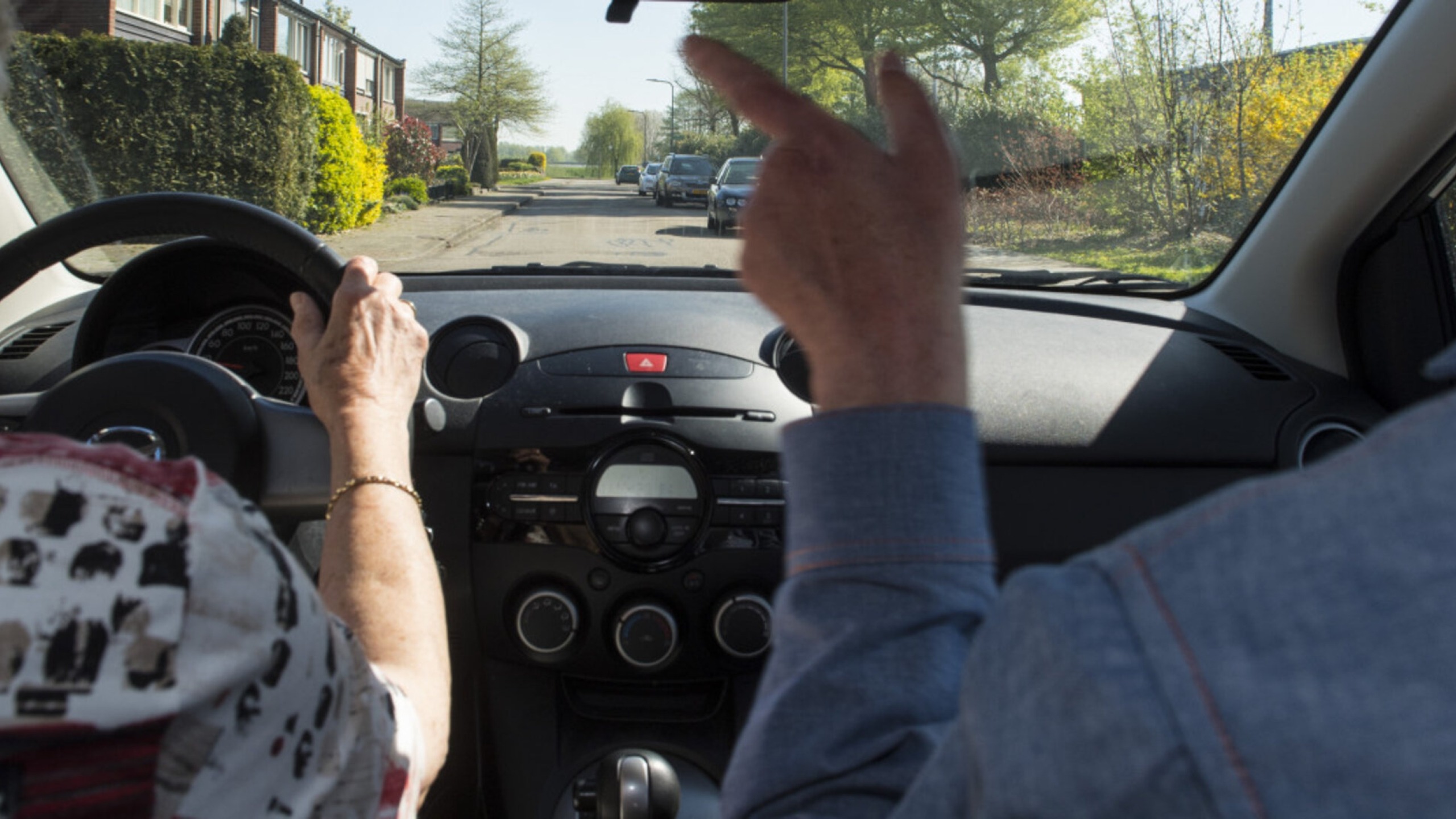 Oudere achter het stuur van een auto