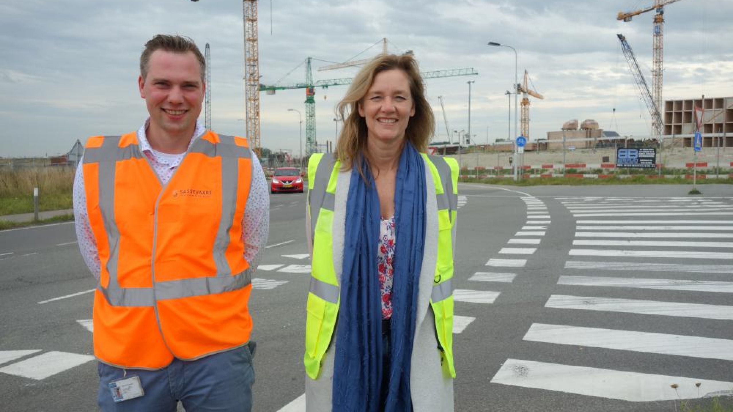 Sassevaart - omgevingsmanager Nancy Vinke en Veiligheid coördinator uitvoering Maurits Overweg op terrein Nieuwe Sluis Terneuzen