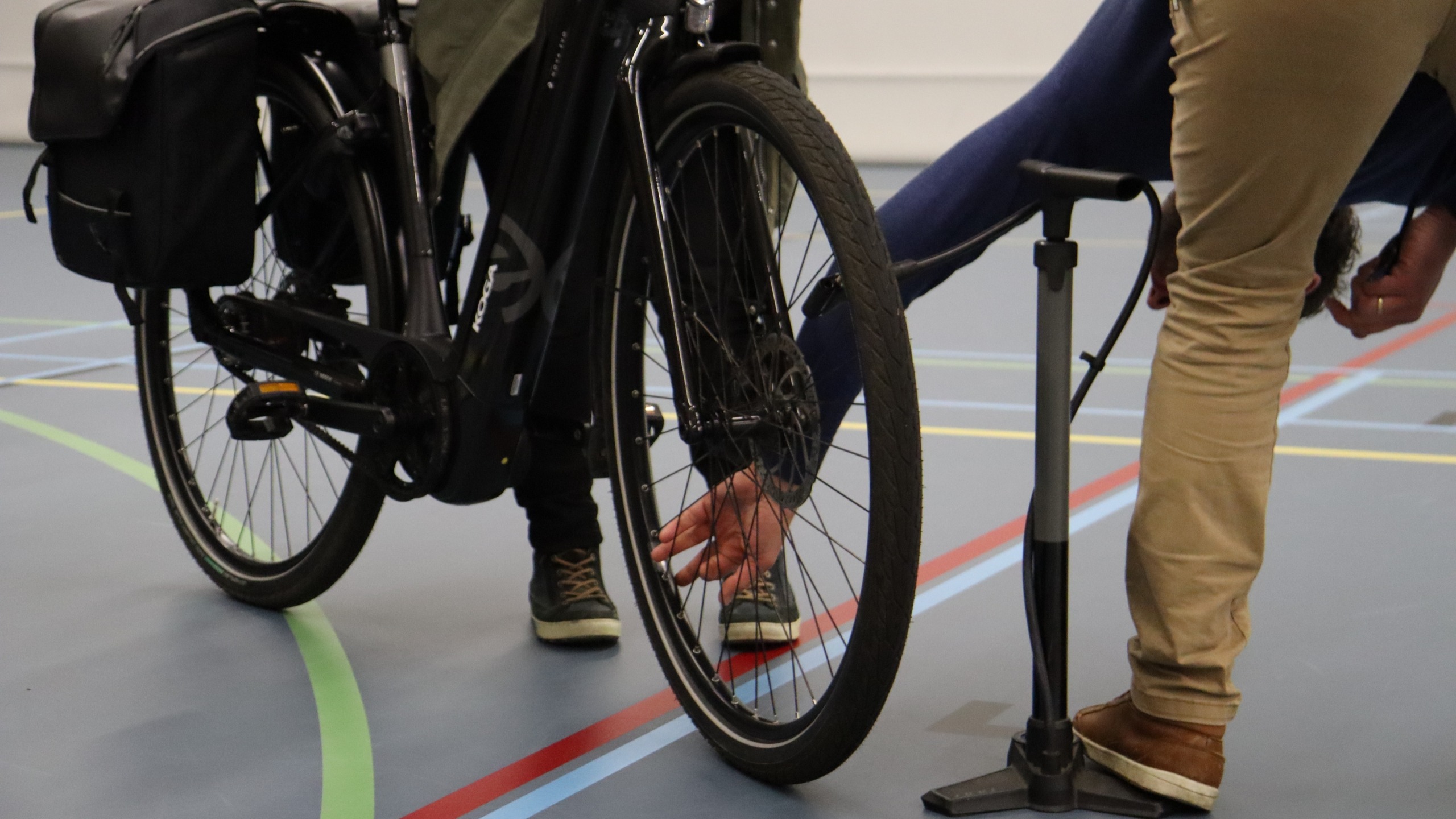 Deelnemer Doortrapdag controleert bandenspanning