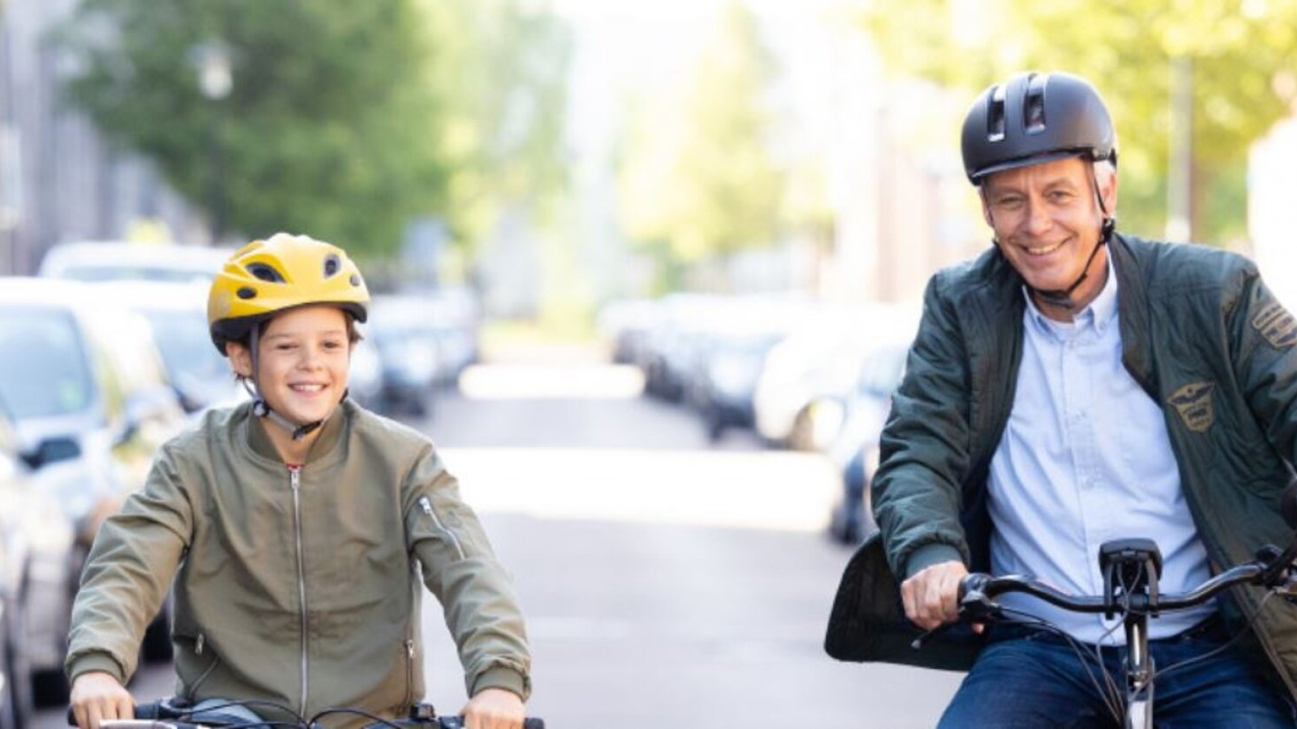 Opa en kleinzoon samen op de fiets