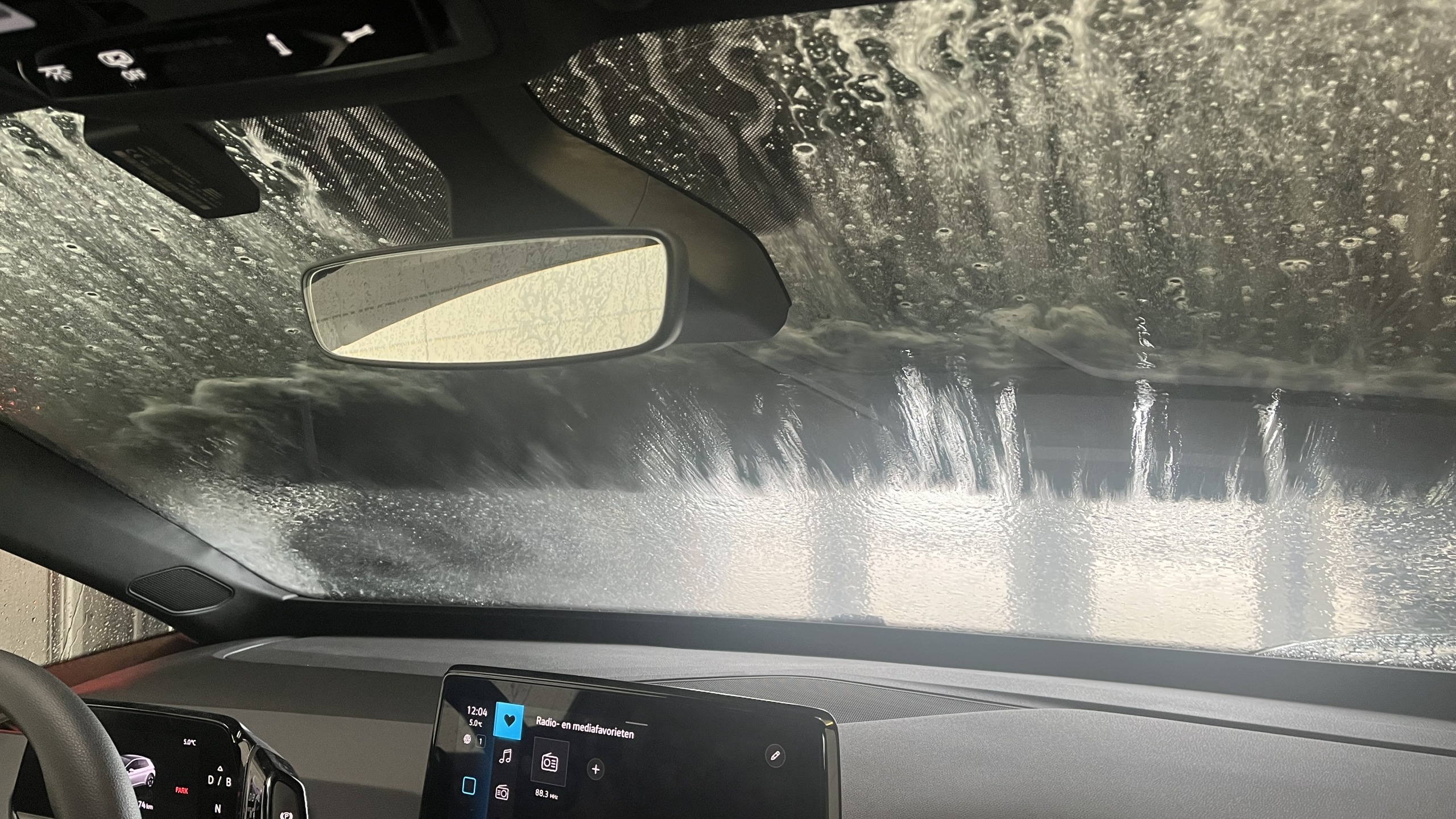 Foto van voorruit auto die door een wasstraat gaat
