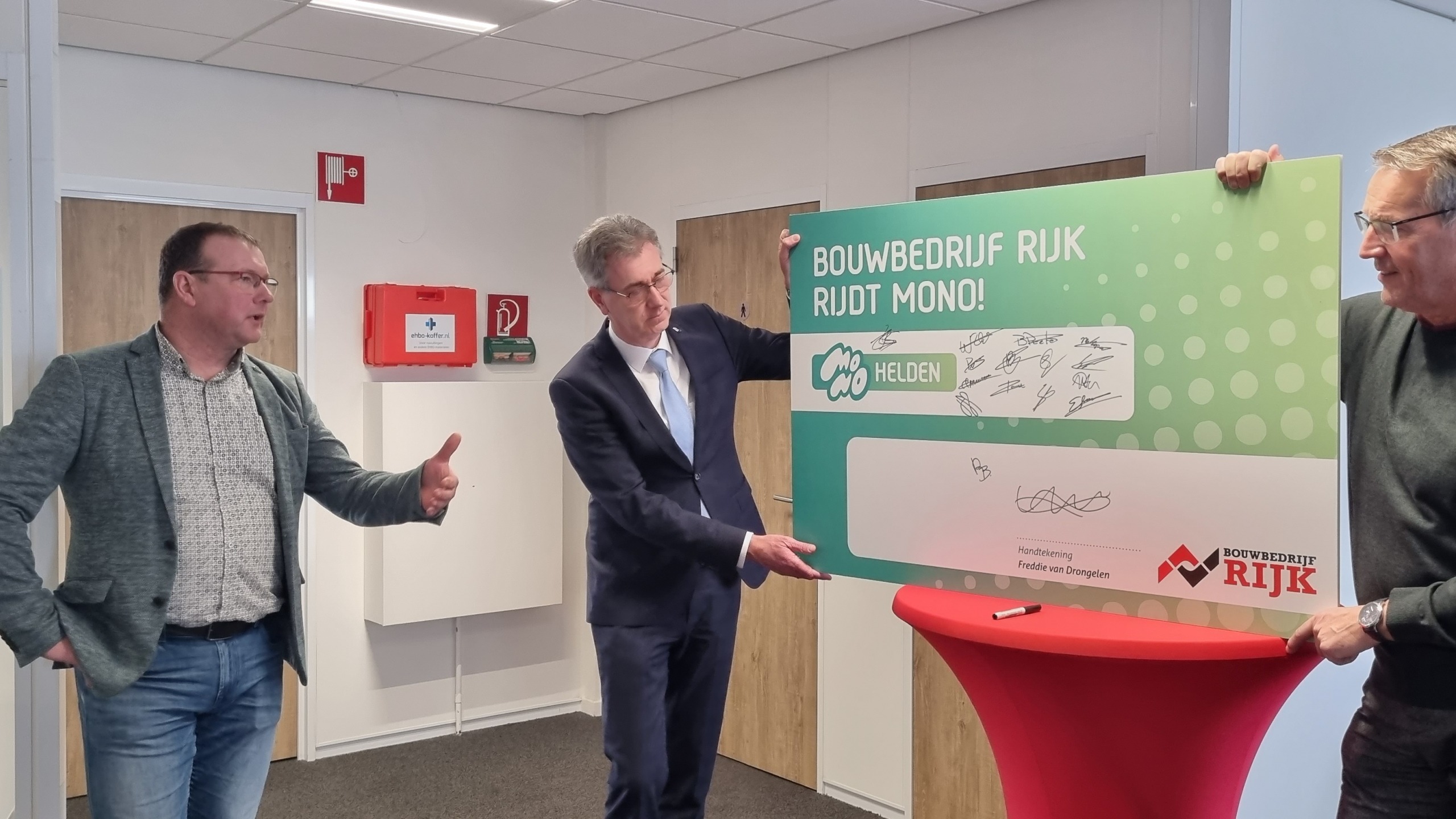 Gedeputeerde en ondernemers bij MONO helden