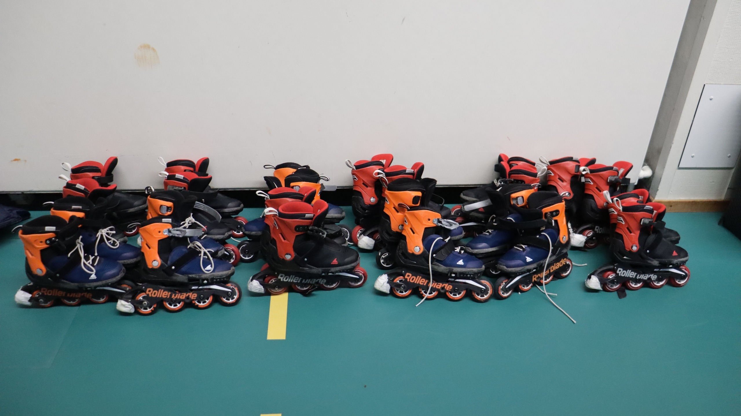 Skates op gymzaal vloer