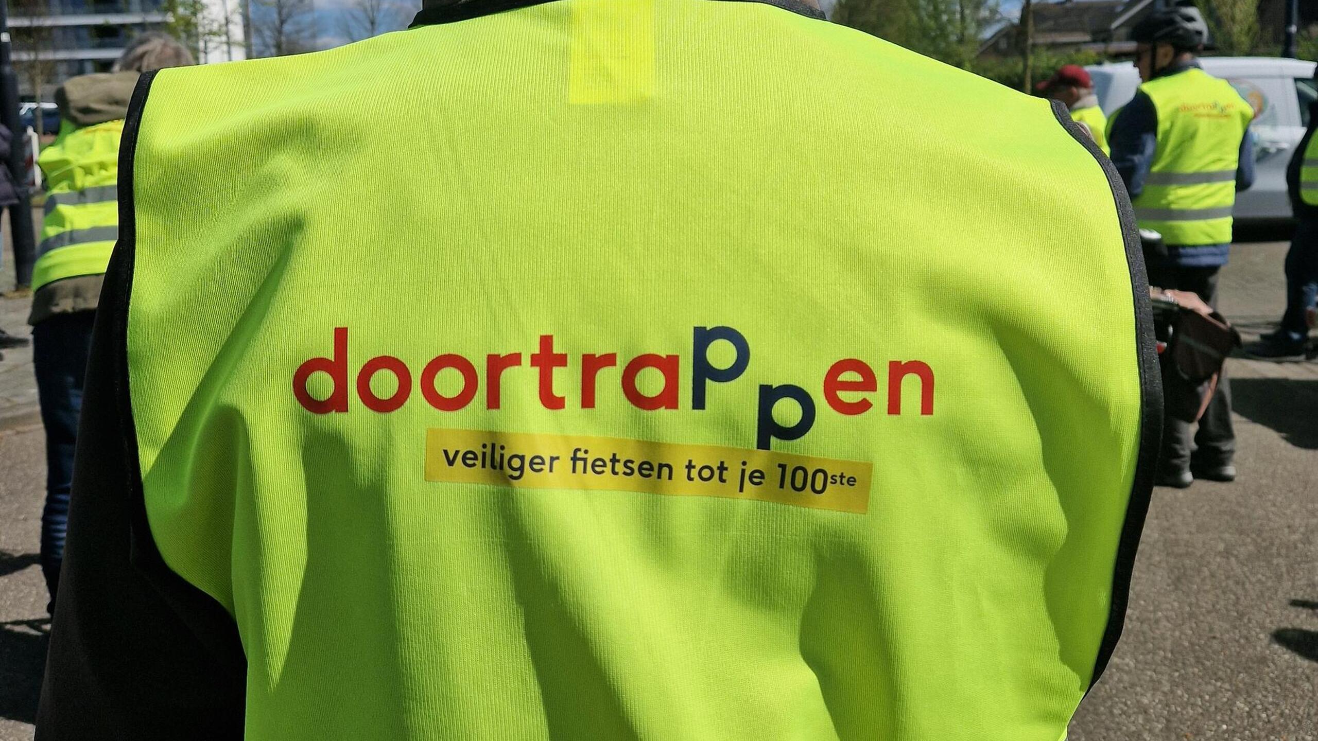 Deelnemer Doortrapdag met veiligheidshesje