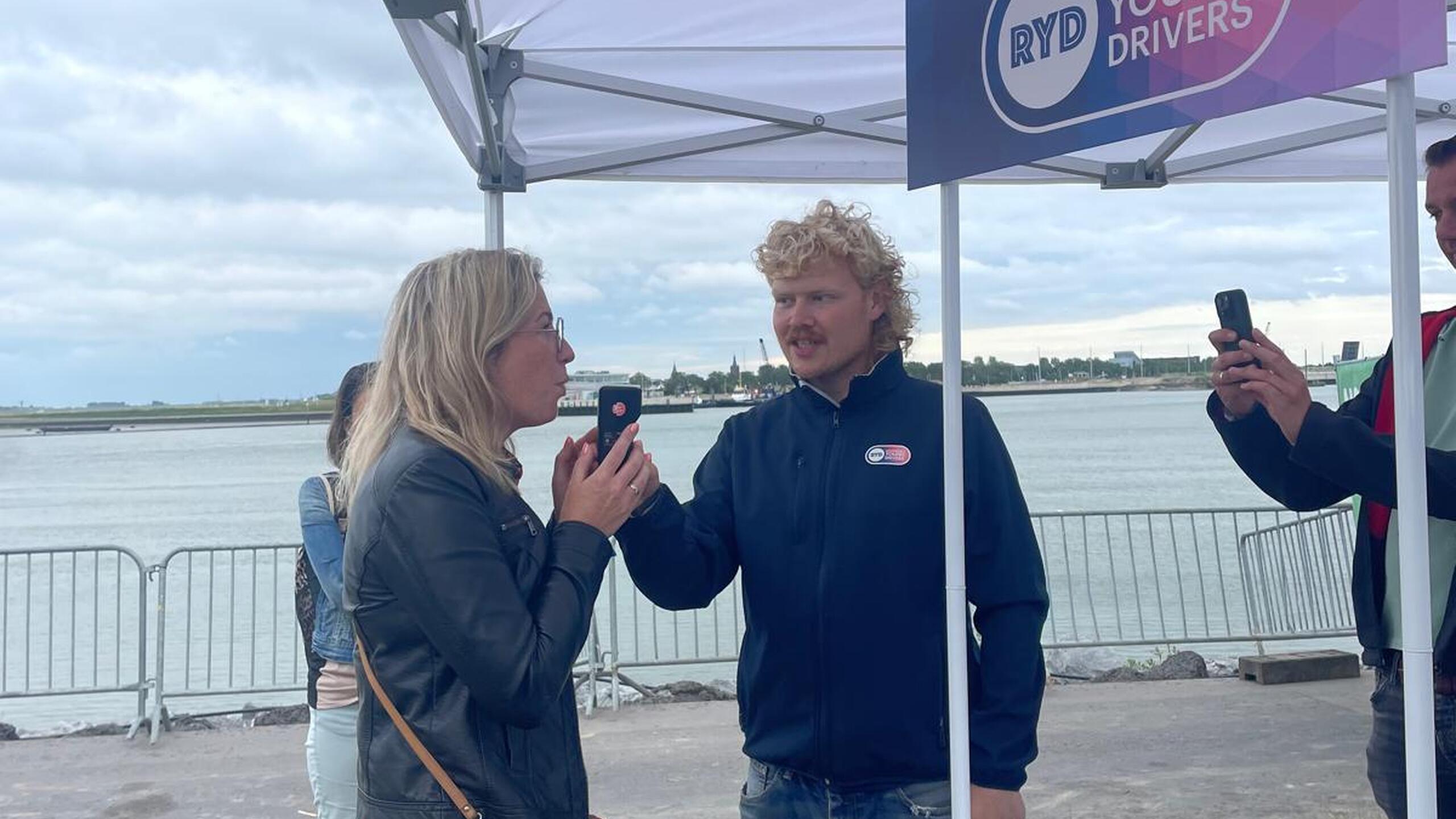 Medewerker RYD neemt blaastest af bij bezoeker De Ballade