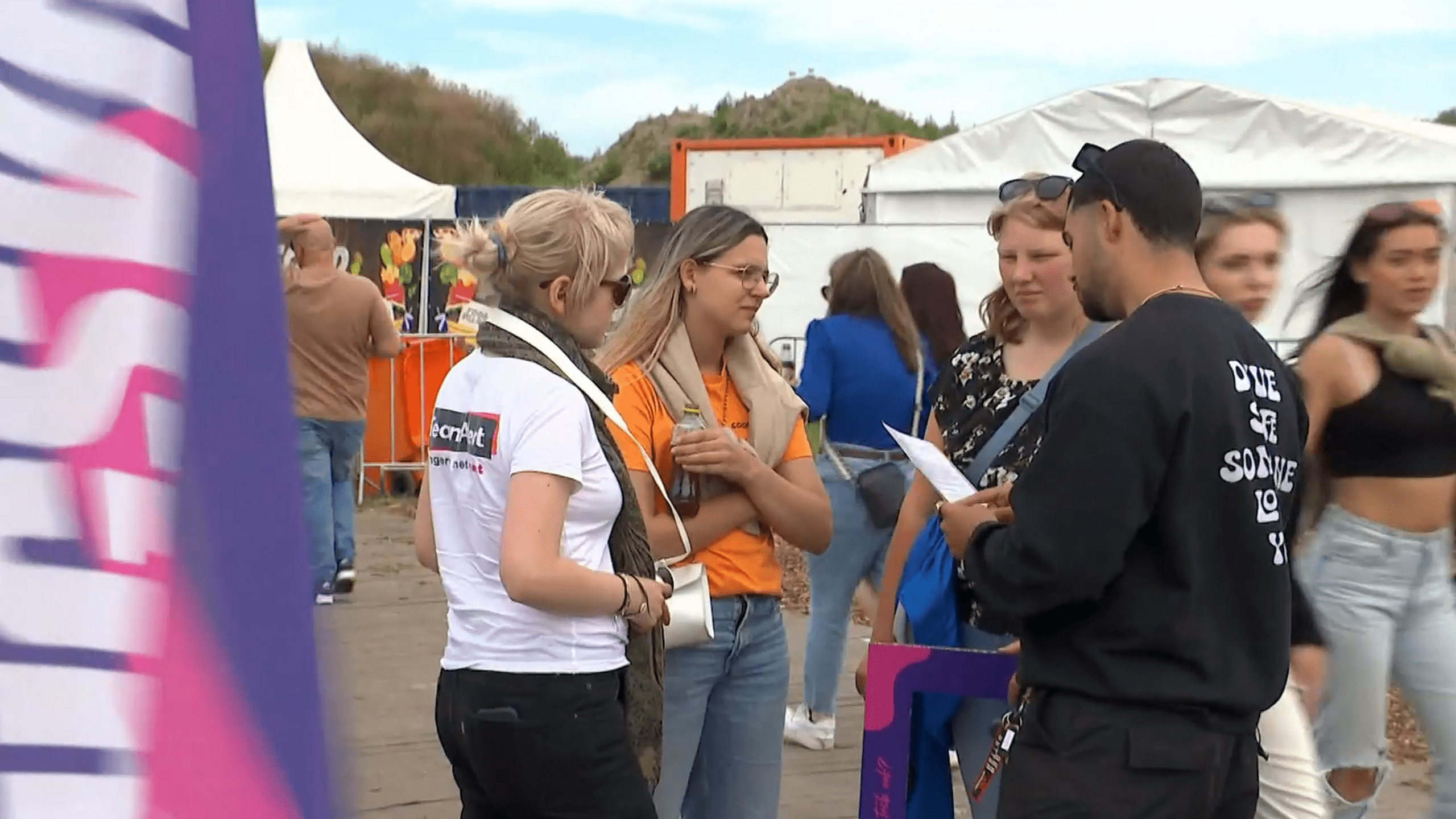 Jongeren in gesprek tijdens streettalk