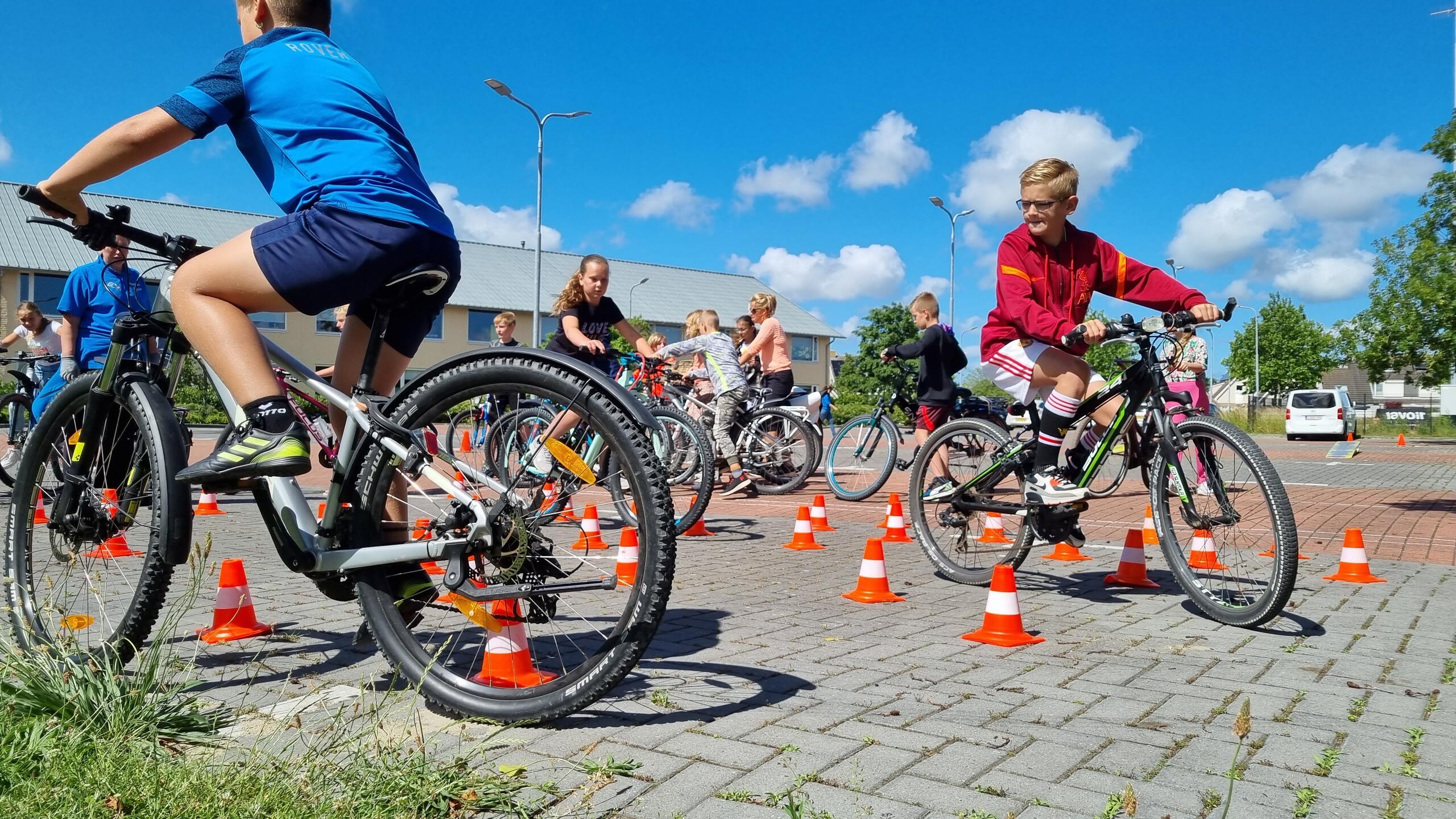 Kinderen op fietsparcours ANWB Fietsmasters
