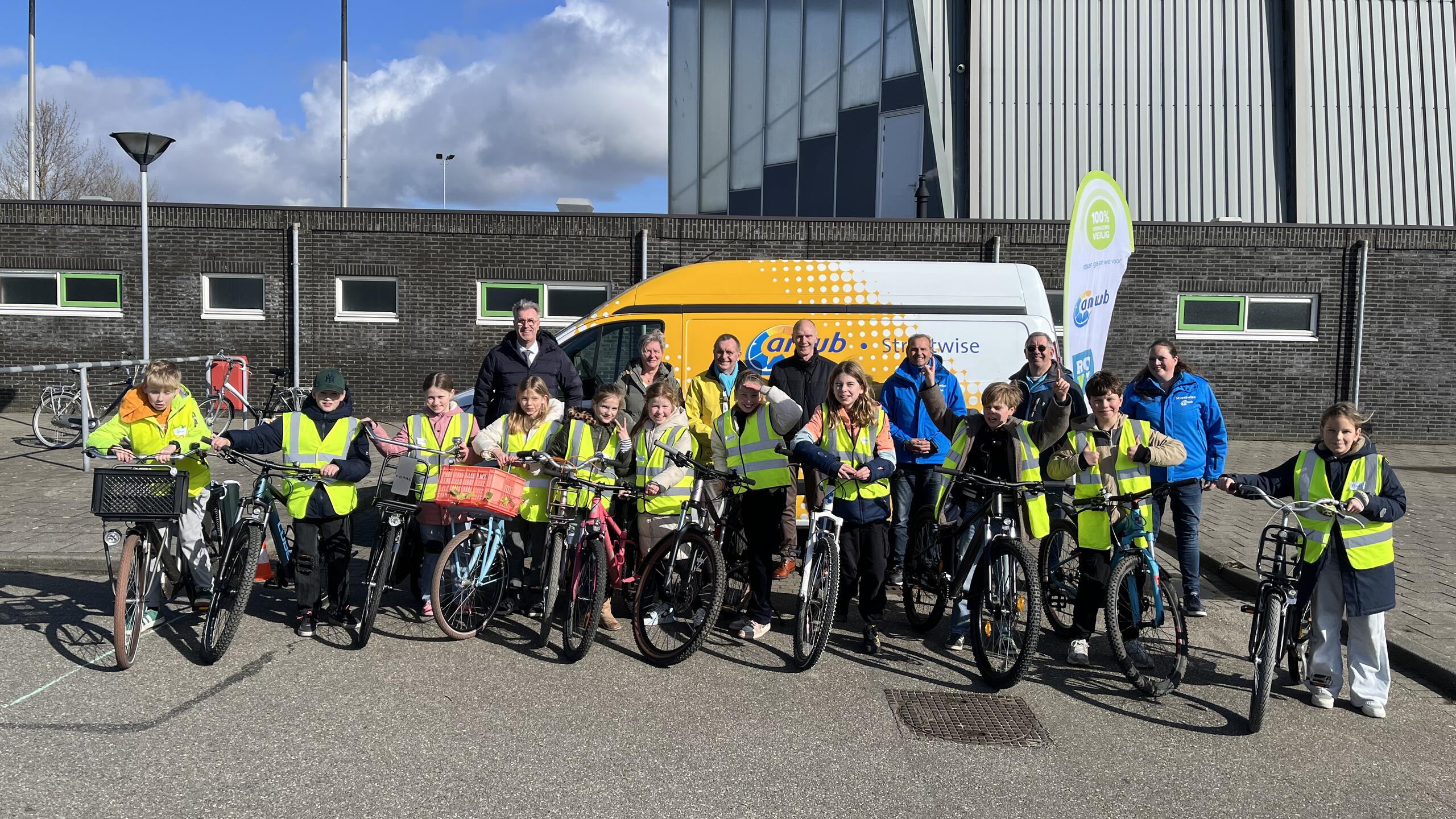 kinderen op fiets met gedeputeerde
