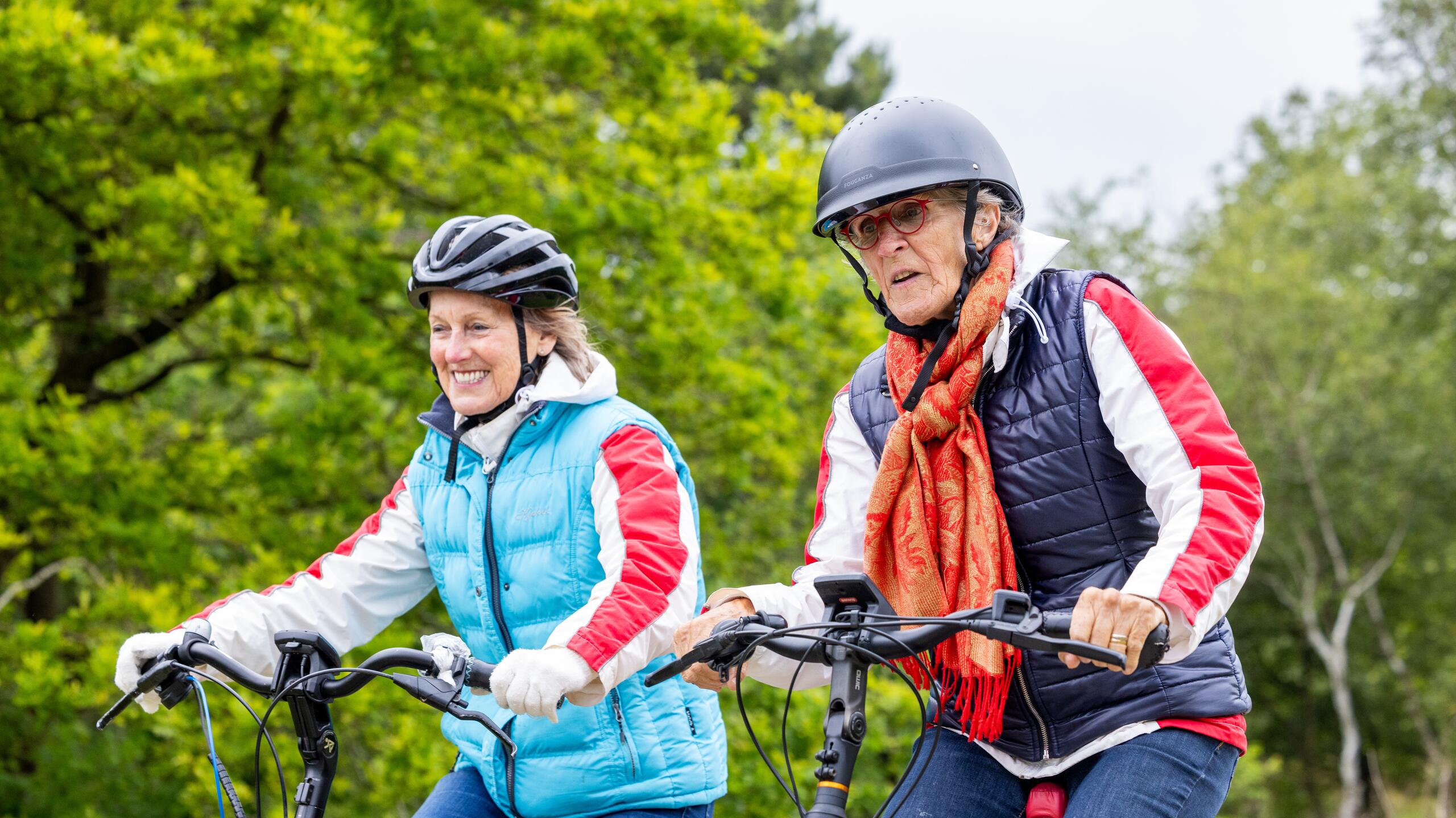Twee dames met fietshelm tijdens fietstocht