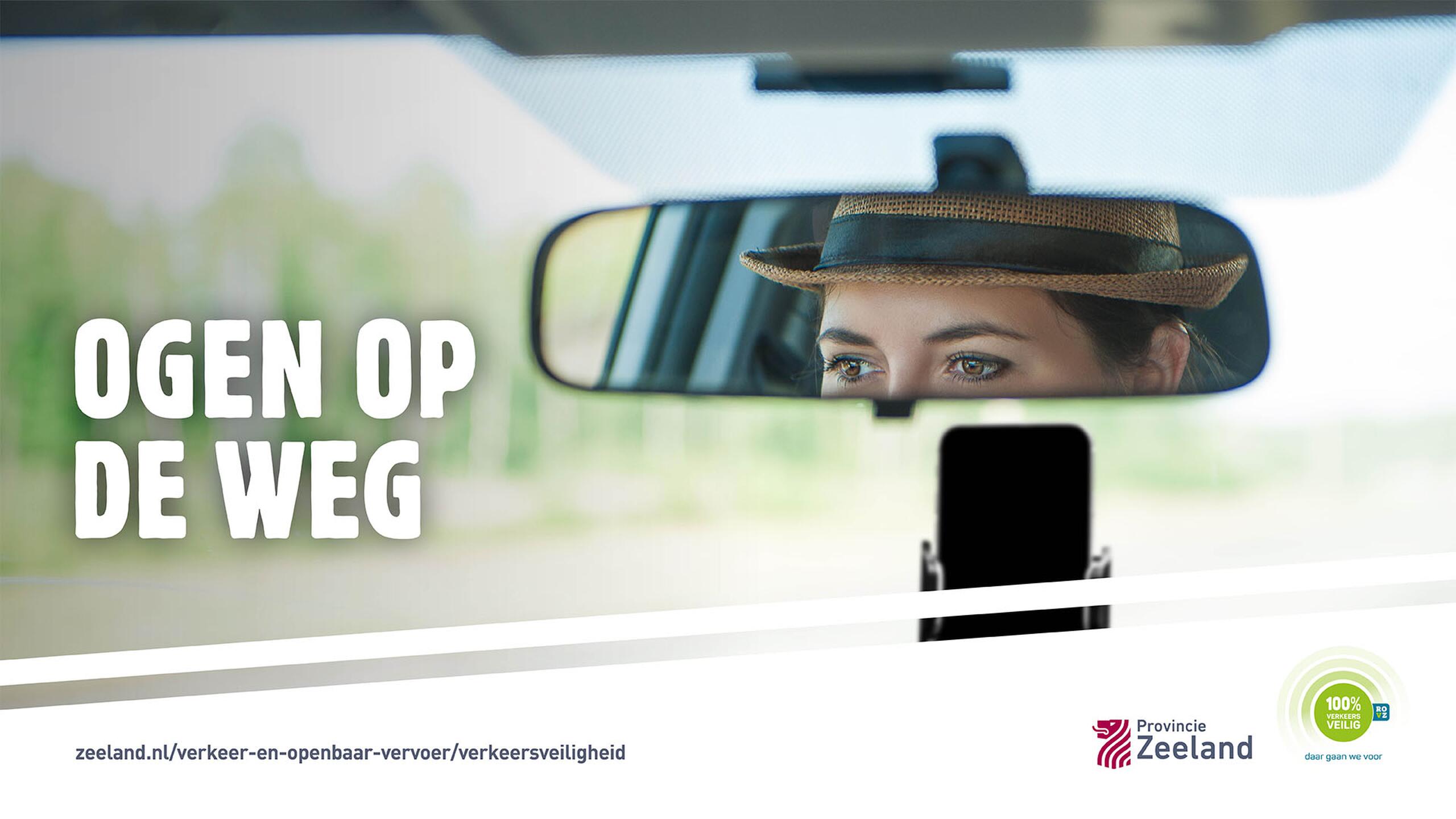 Ogen in achteruitkijkspiegel zichtbaar