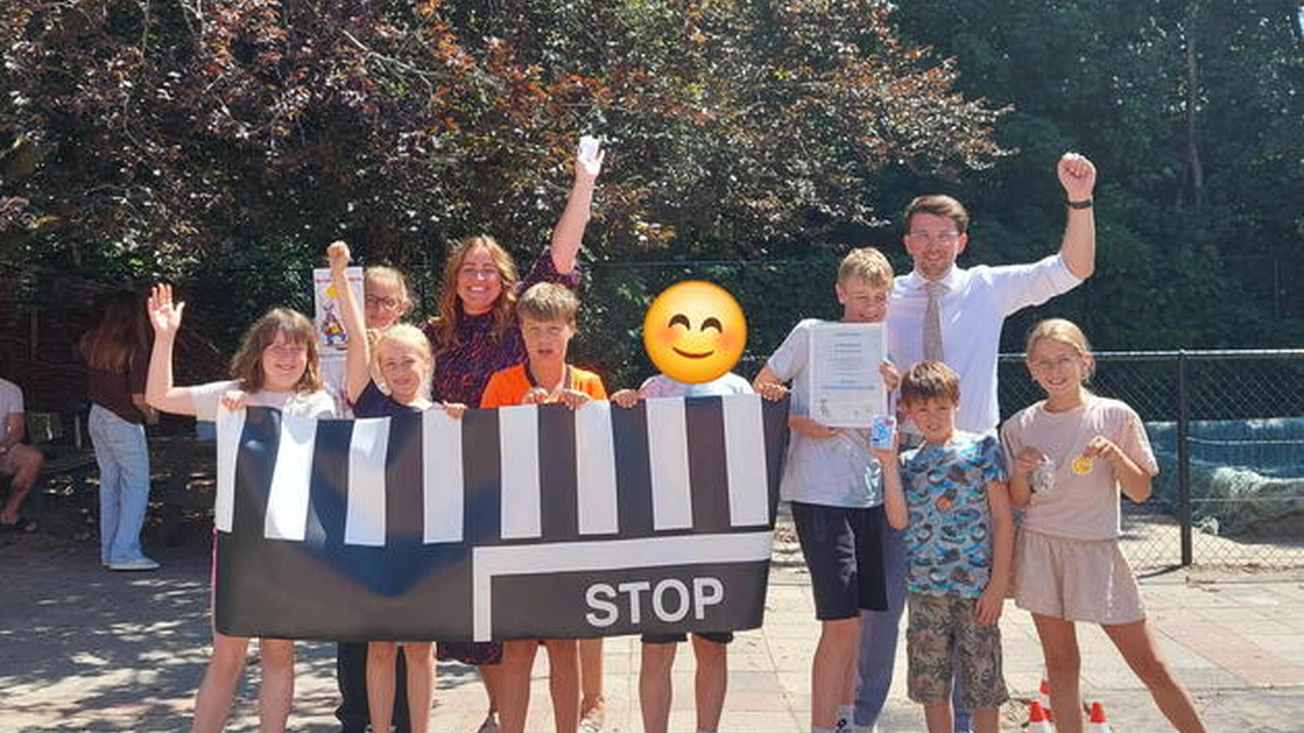 Leerlingen, onderwijzer en wethouder Jonathan Schroevers bij uitreiking ZVL aan Palmenhof