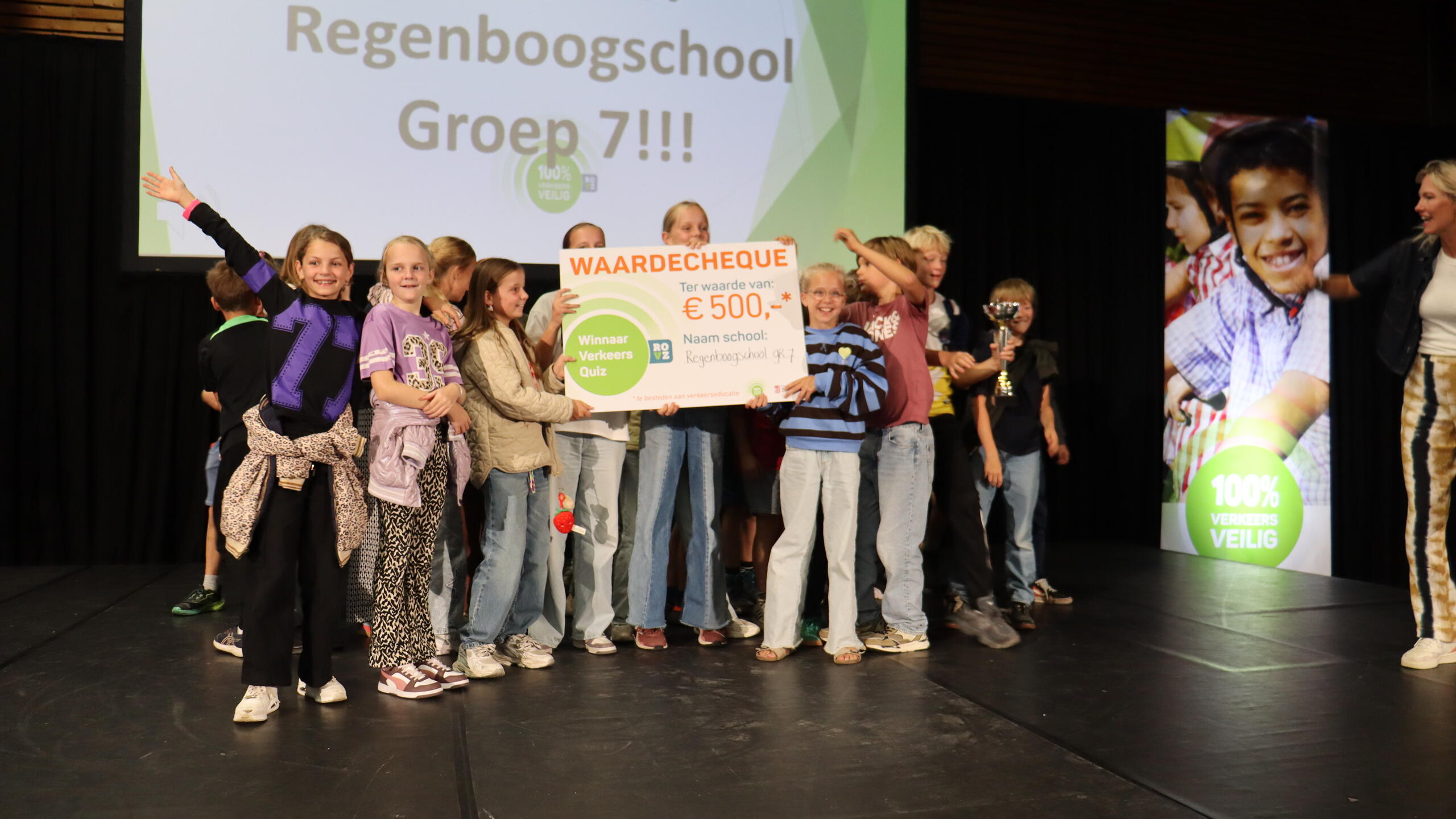 Leerlingen van de regenboogschool op podium met gewonnen prijs