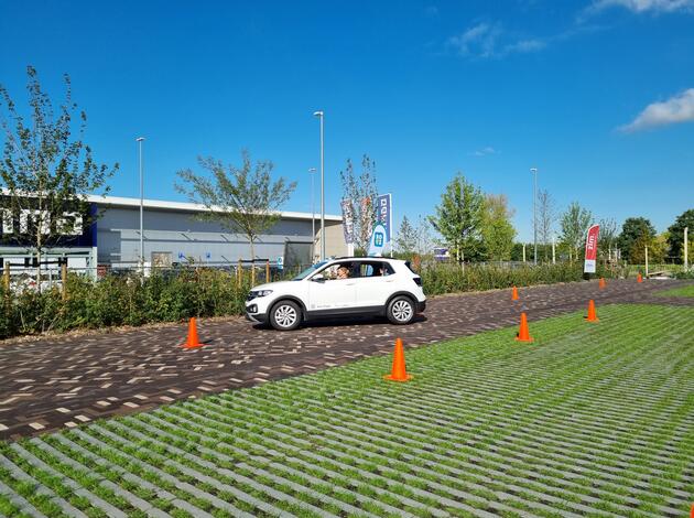 Auto van GRIP junior op het verkeersveiligheidsterrein van ZLM 