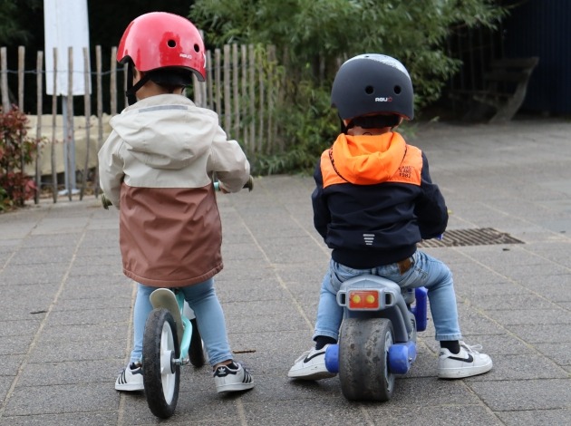 Peuters op de fiets met een helm