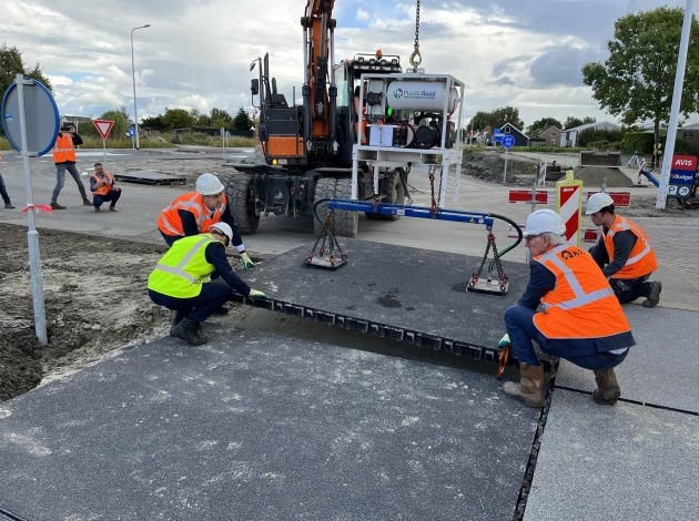 Leggen van het laatste stukje plastic road bij rotonde Ritthem 