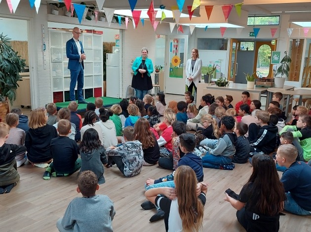 Wethouder Maarten Both spreekt leerlingen toe