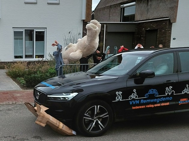 Aangereden beer bij remwegdemonstraite vliegt door de lucht