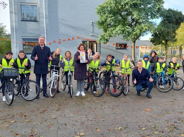 Gedeputeerde leerlingen en docenten op Louise de Colignyschool