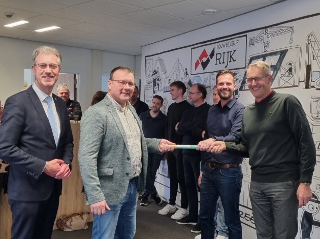 Gedeputeerde bij overdracht MONO helden stokje