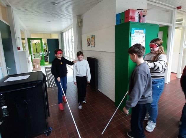 Leerlingen lopen met taststok 