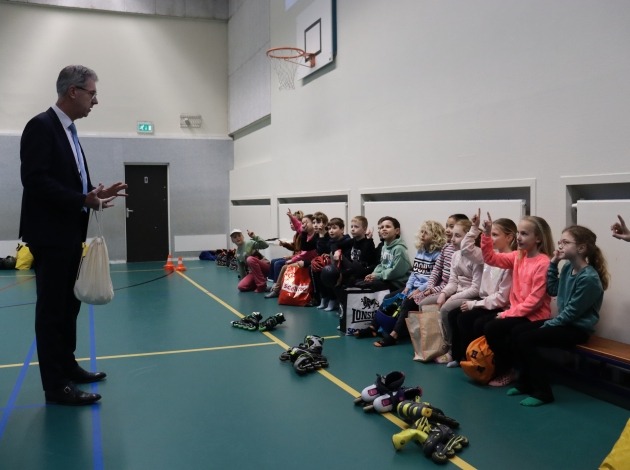 Gedeputeerde spreekt kinderen toe bij skateclinic