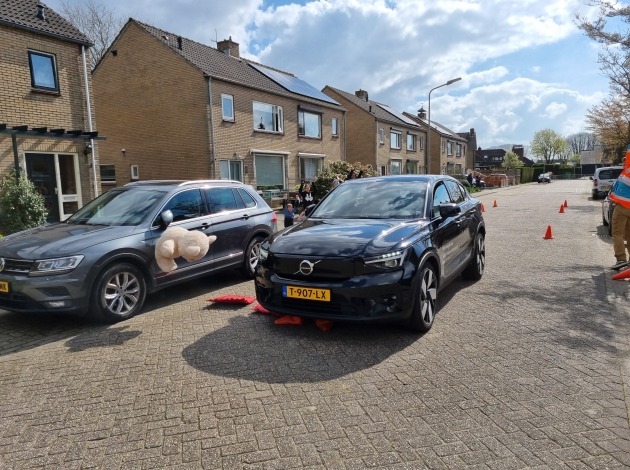 Knuffelbeer vliegt door de lucht na aanrijding bij remwegdemonstratie