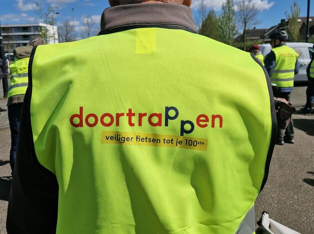 Deelnemer Doortrapdag met veiligheidshesje
