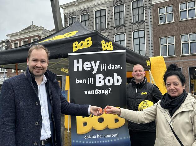 Wethouder bij BOB sport banner bij aftrap in Goes