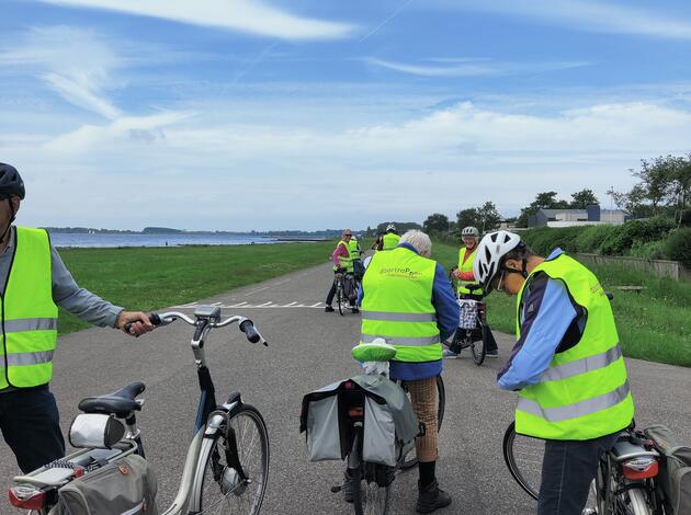 Deelnemers aan Doortrapdag Noord-Beveland met hesjes bij begin fietstocht