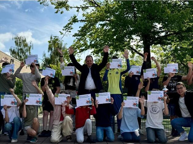 Wethouder Stan Meulblok en leerlingen Auris De Kring juichen