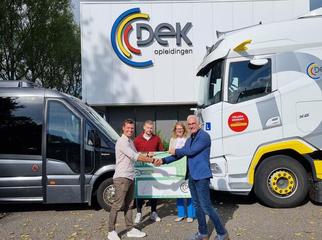 Overhandiging MONO helden stokje aan nieuwe MONO held