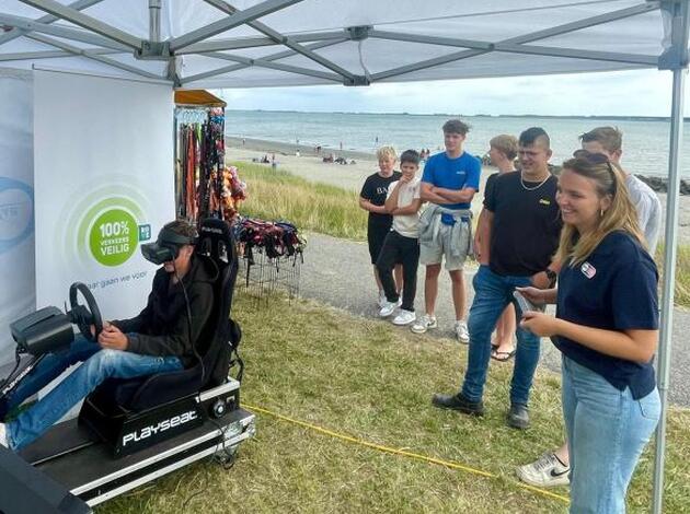 Jongen in 3D tripping car met toeschouwers op Higland Games
