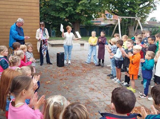 Leerlingen en onderwijzer met uitgereikte ZVL