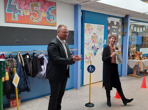 Wethouder en directeur van De Schalm tijdens de ZVL uitreiking