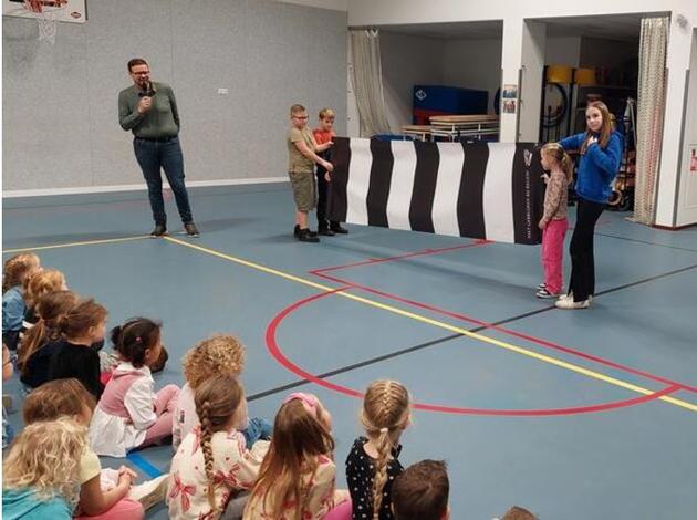 Wethouder en kinderen met zebrapadmat