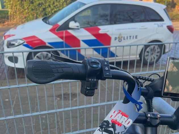 Politie voertuig en fatbike met label