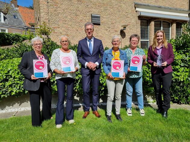 Gedeputeerde en ontvangers van de ROVZ pluim samen op de foto
