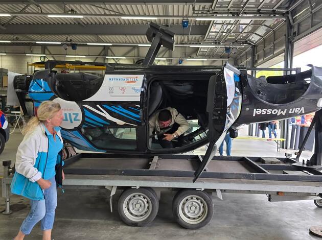 kantelauto en vrijwiliger