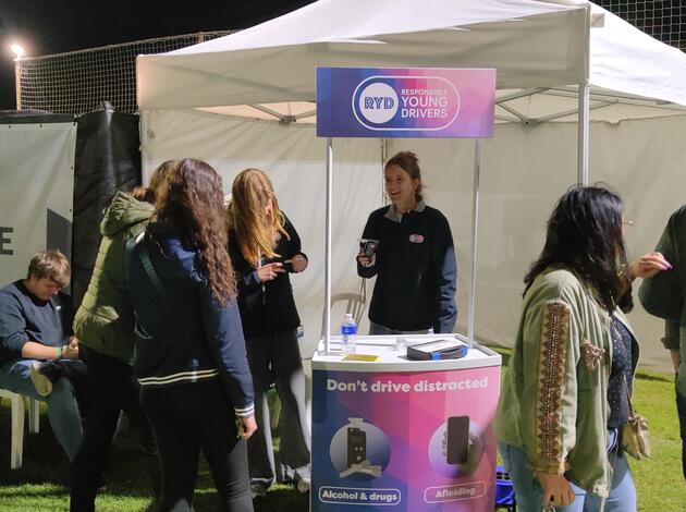 Medewerkers RYD en 1nul1 jongeren in gesprek met festivalgangers
