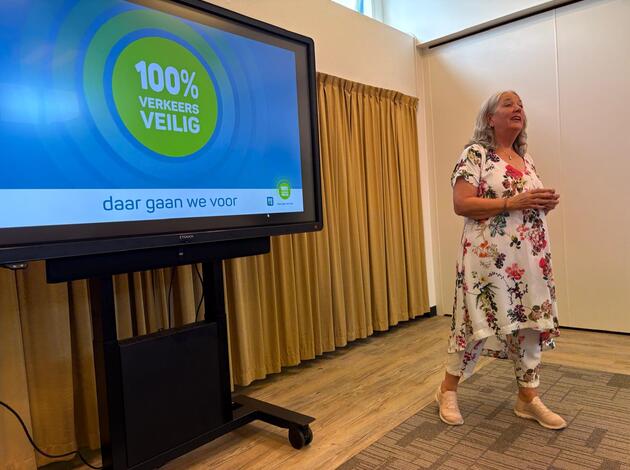 Annelien van Hemert geeft een voorlichting