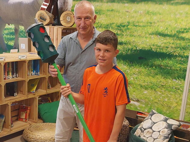 Wethouder Arno Witkam en leerling met educatiemateriaal