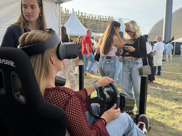 festivalbezoeker de ballade zit in 3d tripping car