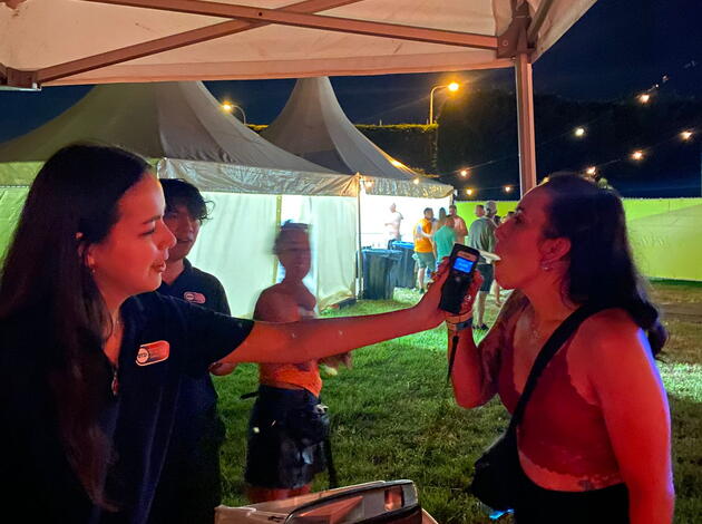 Medewerker RYD neemt blaastest af bij festivalbezoeker