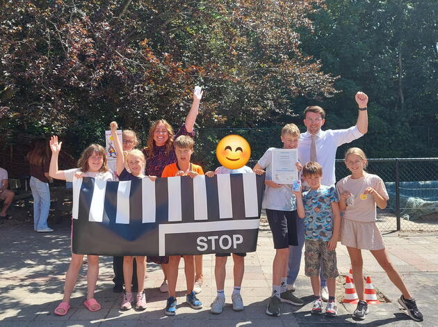 Leerlingen, onderwijzer en wethouder Jonathan Schroevers bij uitreiking ZVL aan Palmenhof
