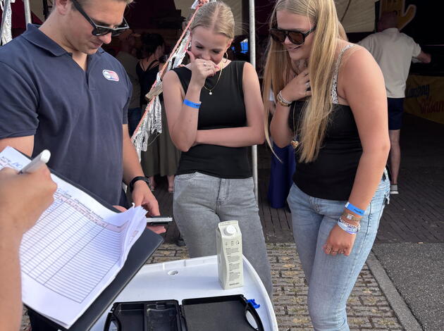 Bezoekers Peerock bij de stand van RYD