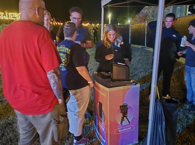 Bezoekers Weitjerock bij de RYD stand